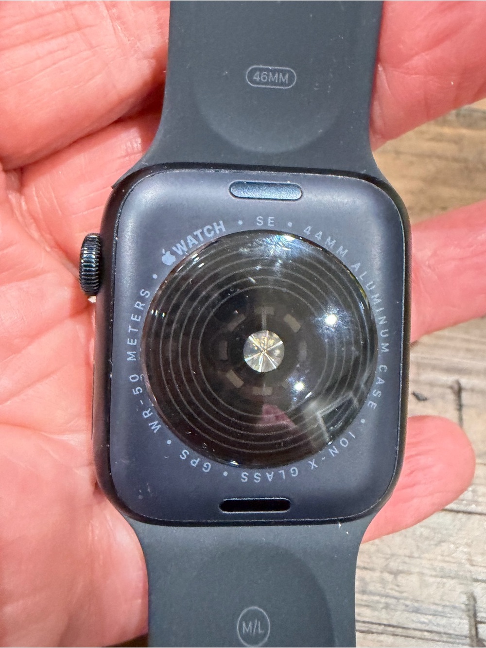 Apple Watch SE 44 mm GPS with Black Silicone Band, charger and screen protectors - Picture 3 of 6